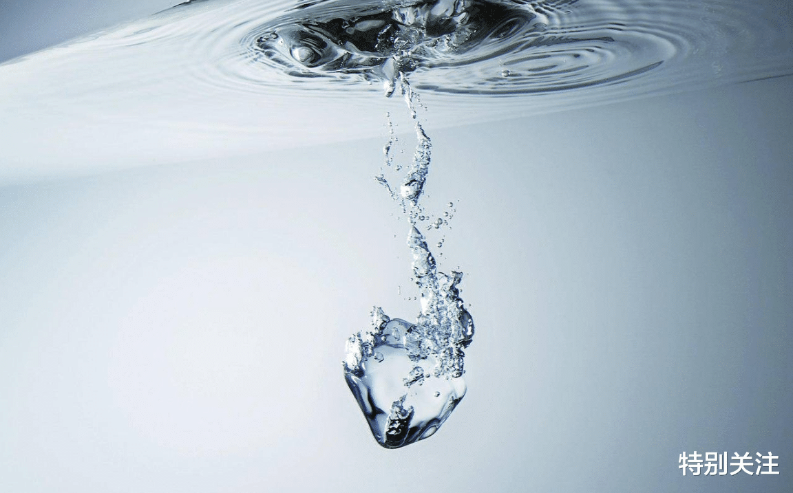  生活中的水，既没有颜色，也是透明的，为何还能\亲眼\看到？
