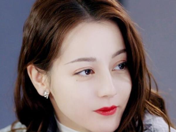 迪丽热巴|之前给迪丽热巴作配，如今在《突围》里客串，王嘉绮越来越美了