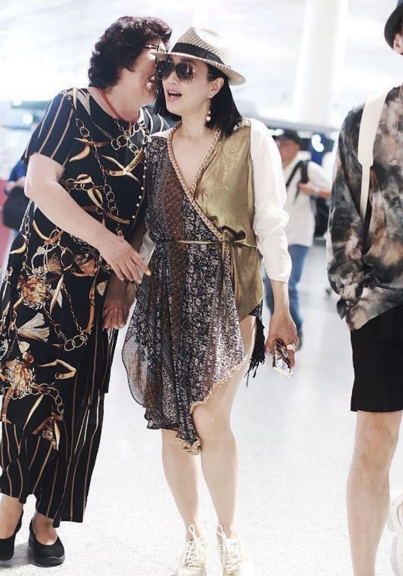 淘鱼时尚 钟丽缇一家走机场，和婆婆同穿花衣还亲密耳语，张伦硕反倒像路人