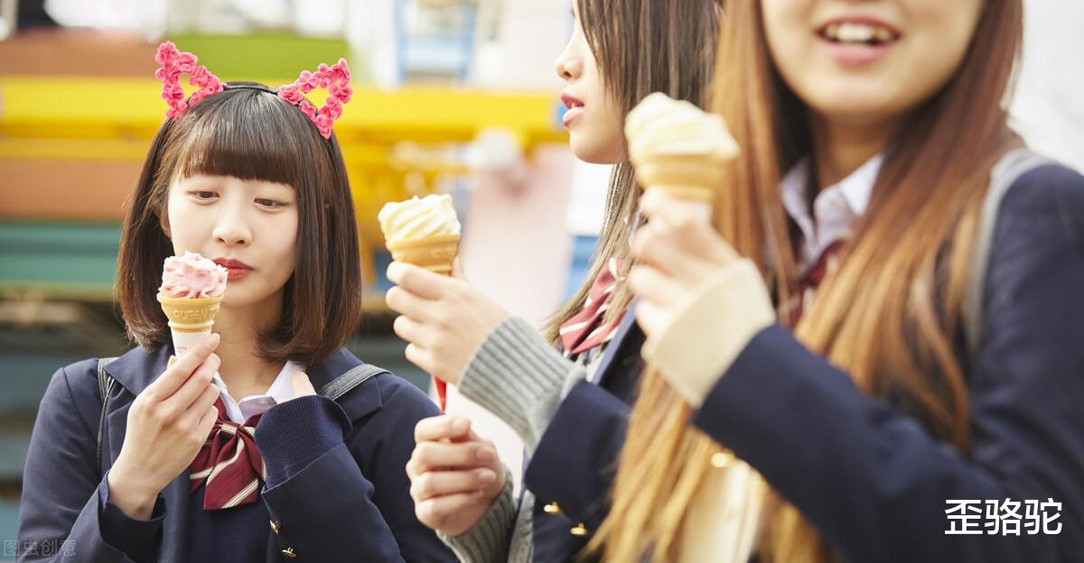 歪骆驼|夏天姑姑给侄子吃冷饮，奶奶破口大骂，孩子到底该不该吃冷的？