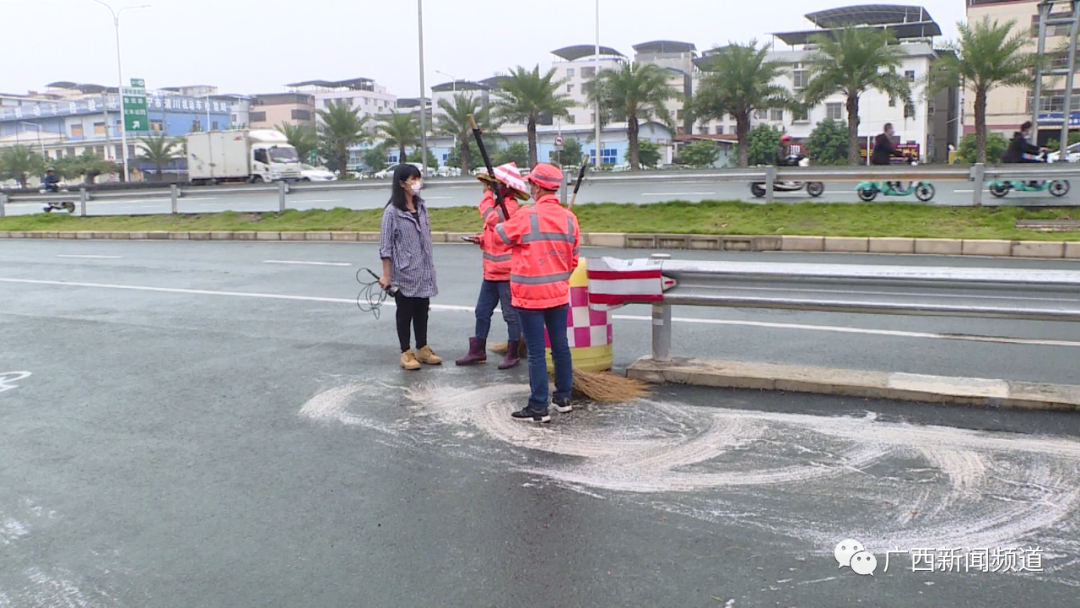一天内多路段出现油污,电动自行车频频中招摔倒