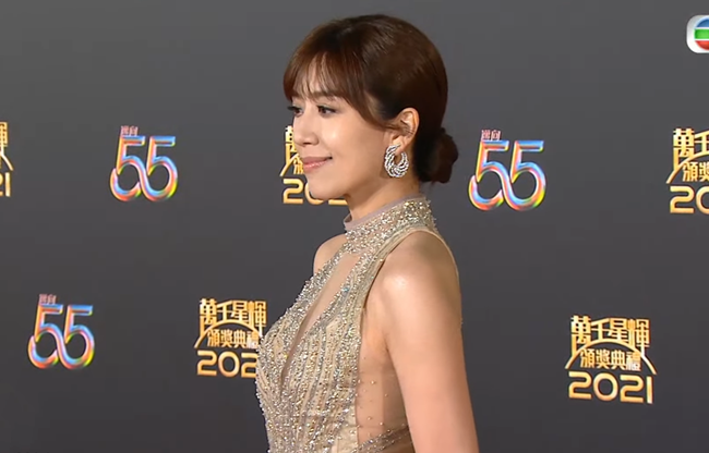 TVB|TVB颁奖礼红毯女星比美：陈自瑶略保守，姚子羚显老，钟嘉欣赢了