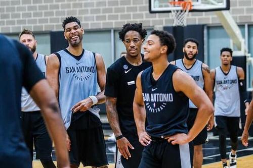 蒂姆·邓肯|邓肯退役后生活现状曝光：放飞自我玩起洗剪吹，打猎钓鱼改装汽车