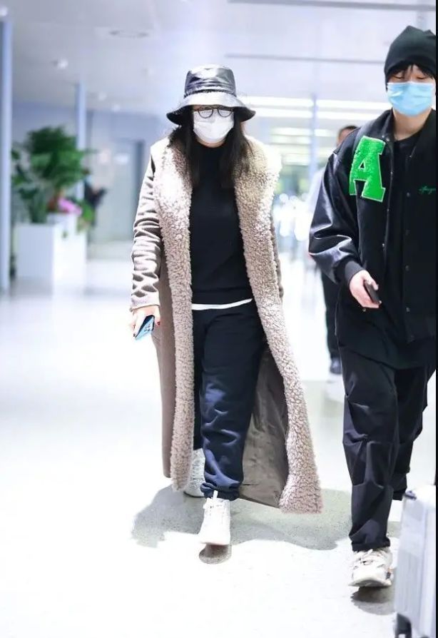 赵丽颖|李湘离婚后罕见大翻车！穿卫衣竟然显臃肿身材，挎2万包都显廉价