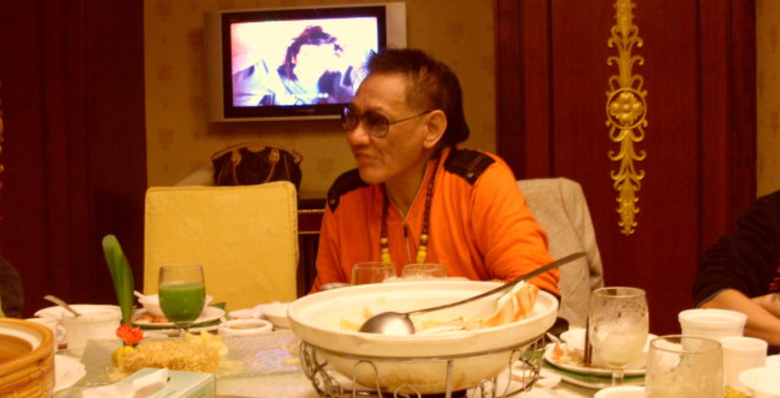 知否知否应是绿肥红瘦|2015年“恶汉”何家驹去世，3天输光全部家产，无儿无女无墓碑