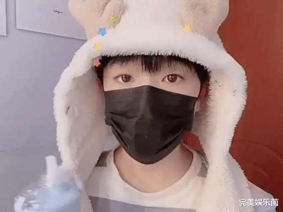 面条|风小逸重现“吃个桃桃”视频，黑色短发显精神，却还是没有男人样