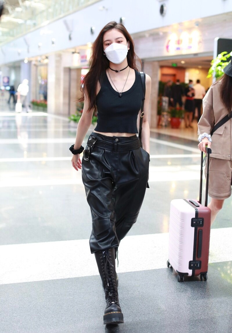 BiuFashion|宋妍霏一颗扣穿搭出圈，兼顾时尚和女人味，“整容式”衣品值得学
