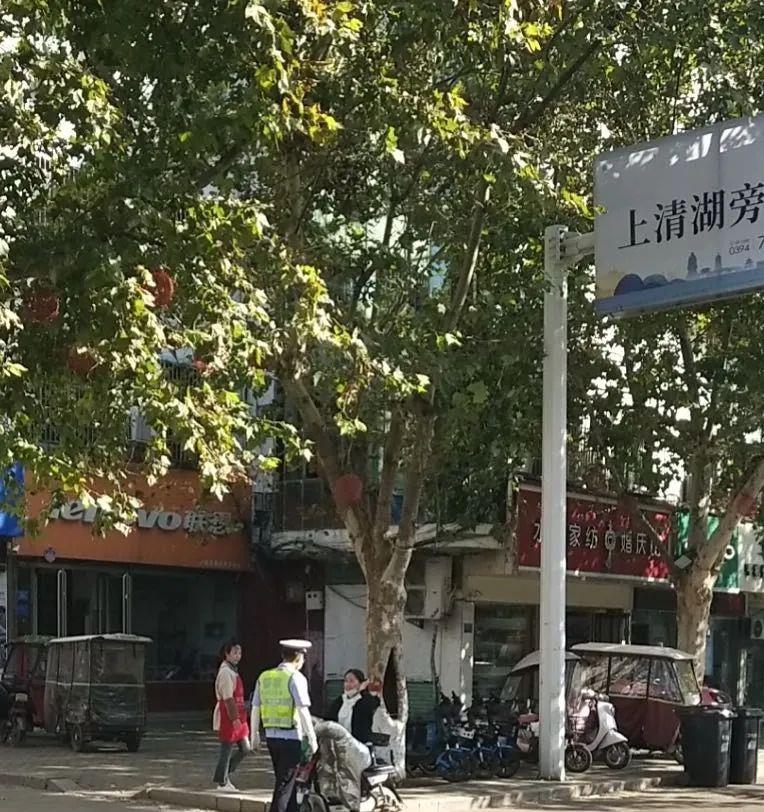 电信诈骗 鹿邑交警10月11日曝光一批闯红灯、逆行、不戴头盔的“骑士们”！