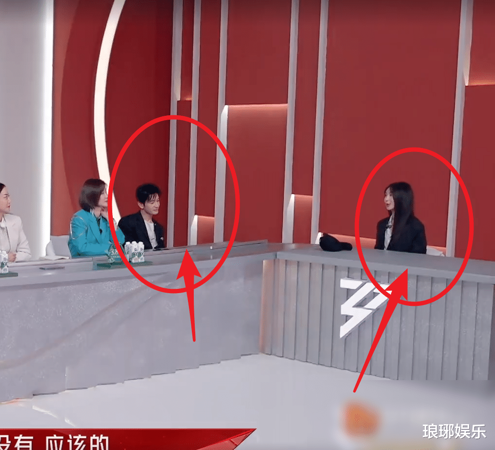 李菲儿|黄晓明和李菲儿坐在一起时，反应却不对劲，表面功夫都不做？