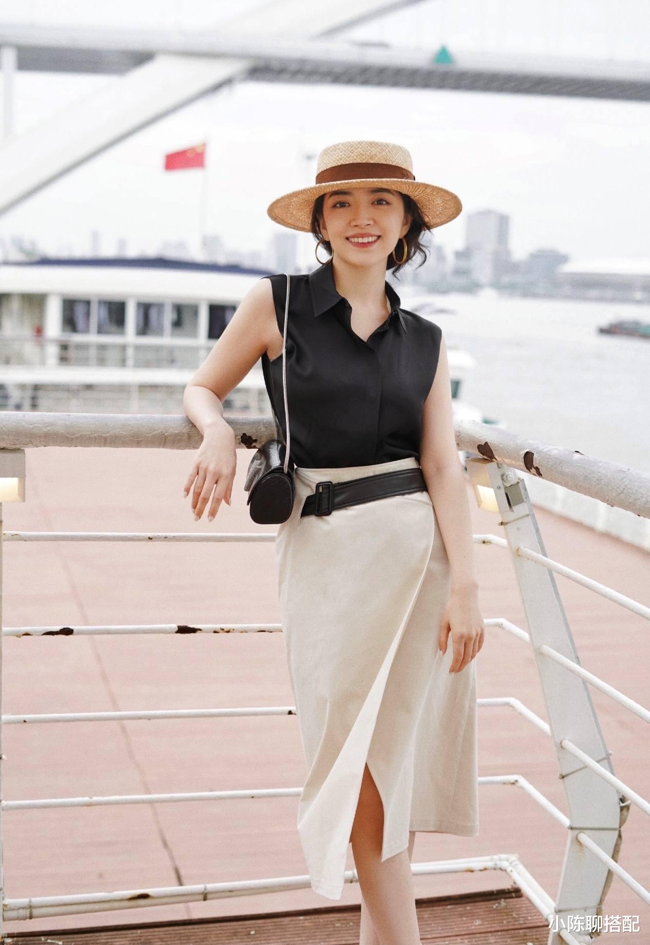 小陈聊搭配|上了年纪的女人别老穿大红大紫,瞧这位时尚博主这样穿,极简优雅