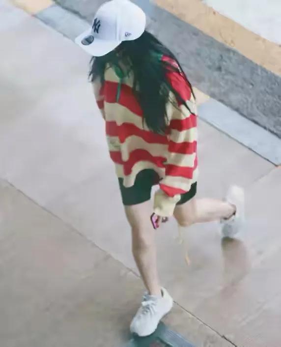 加菲猫说时尚|巩俐独自逛奢侈品牌店!小腿肌肉真发达,52岁风韵犹存,真便宜老外了