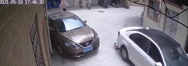 浪哥影视解说 佛山一幼童被粗心妈妈临时放在路中央,被刚巧经过的轿车碾压而过