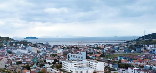 嵊泗 浙江省舟山嵊泗县区位最好的镇，与上海市一桥相连，是个旅游胜地