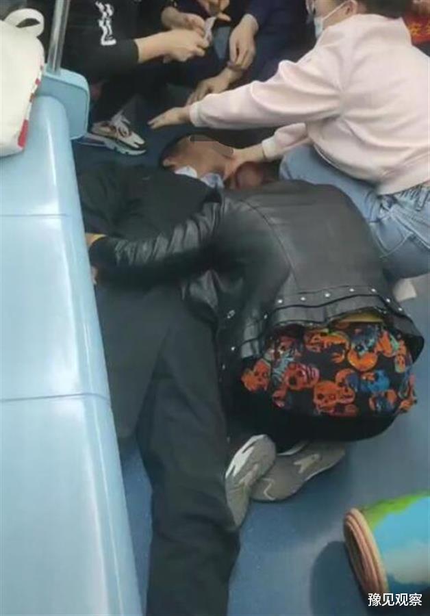 豫见观察 西安地铁车厢一男子突发癫痫，幸遇同车医护紧急救治