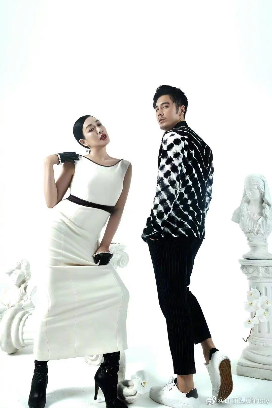 钟丽缇|钟丽缇夫妇又在机场作妖！西装配粉秋裤太妖艳，他穿女靴更没眼看