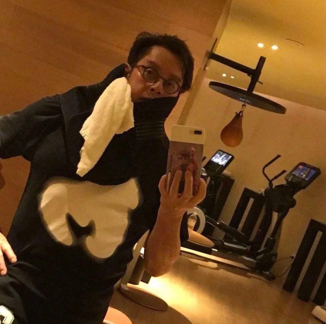 谭咏麟|谭咏麟首次回应粉丝事件，声称信号不好，手机关机，男主不是自己