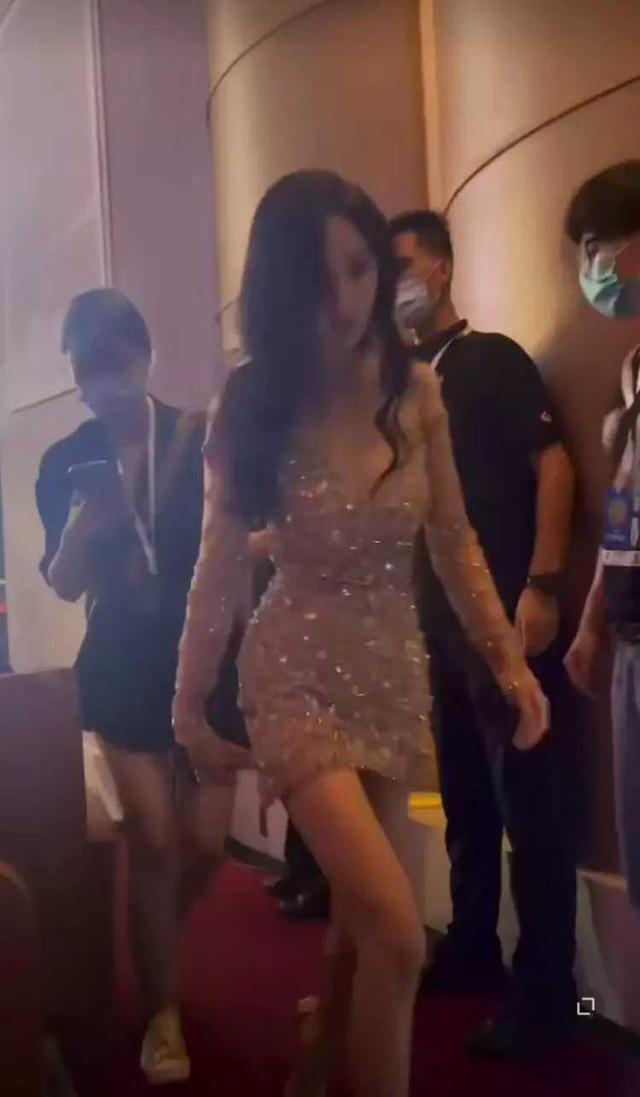 杨幂|杨幂身材又上热搜了！超短亮钻裙太吸睛，深v领网友直呼“过瘾”