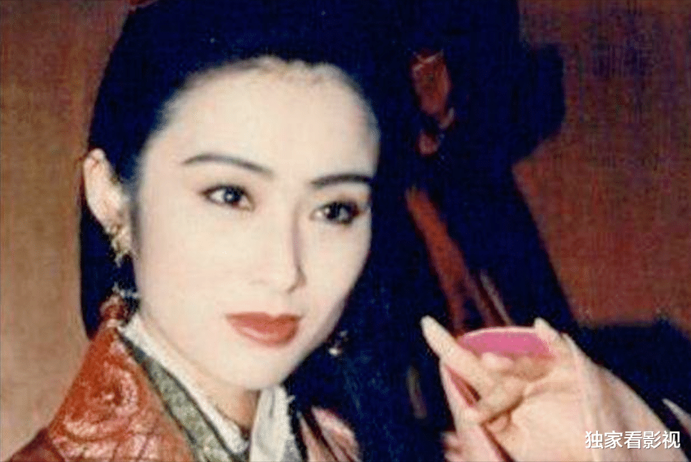 王小玮|张敏53岁落魄了？找小10岁不知名导演当二婚对象，被男方酒后消遣