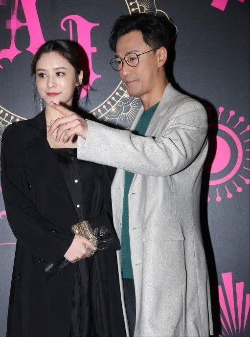 林峰|林峰两口子合体亮相，小娇妻穿一身黑太娇俏，站一起看不出差14岁