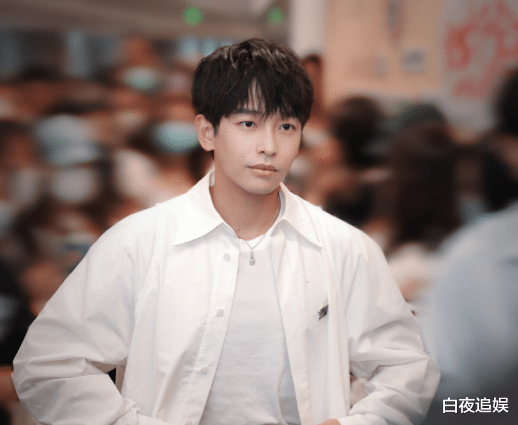 彭昱畅|彭昱畅扫楼生图流出，无美颜滤镜的加持，谁还说他“油腻”？