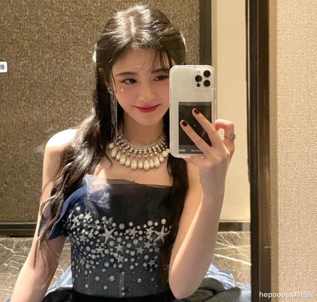 鞠婧祎|鞠婧祎为凹“直角肩”用力过猛，肩膀骨头突出明显，四千年美女秒变金刚芭比？