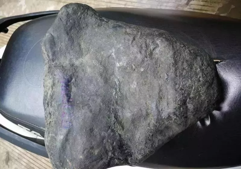 翡翠|富二代花38万买下的翡翠原石,一身黑皮不被看好,结果一刀切出一片绿!