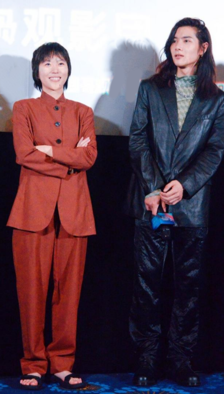 潮流新风|窦靖童真有超模气质，穿中式西装配凉鞋，不仅不违和，意外很高级