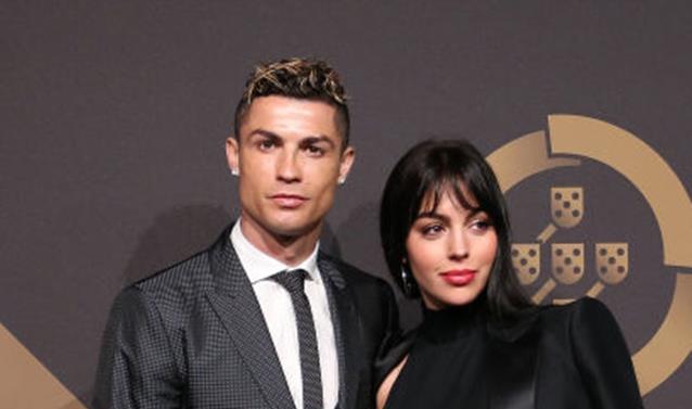 MARRY|C罗晒带娃照,带四个子女草坪上玩耍,与未婚妻乔治娜脸贴脸自拍