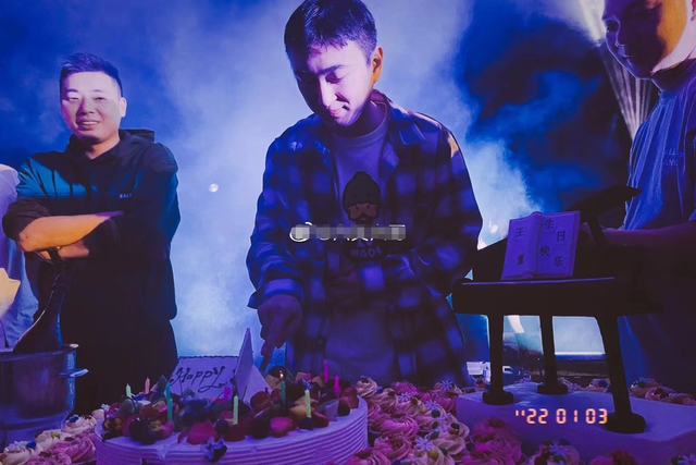 王思聪|王思聪三亚庆生场面盛大，现场云烟缭绕美女如云，对比过往显低调