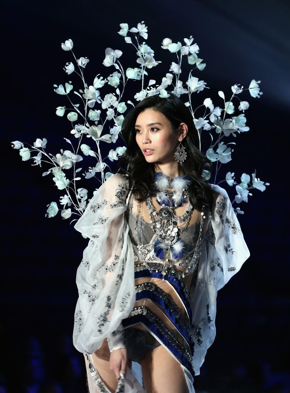 欧美时尚前线|最古早的维密秀？头戴星星发饰身穿薄纱礼服的海蒂·拉玛风华绝代