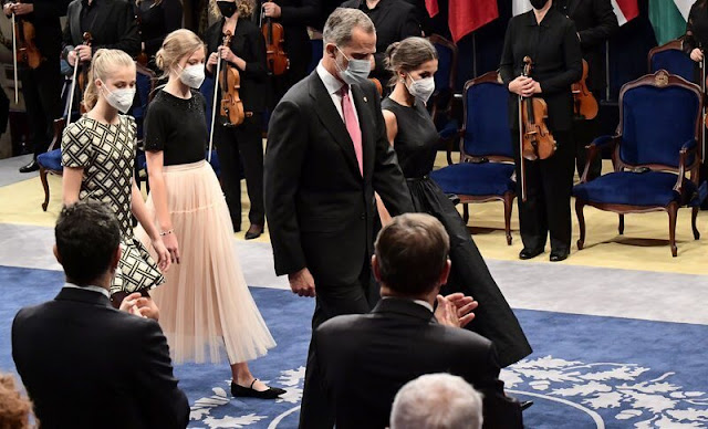 全球时尚风行 西班牙莱后母女三人首穿秋冬装!二公主蓝大衣太美,大公主显老气