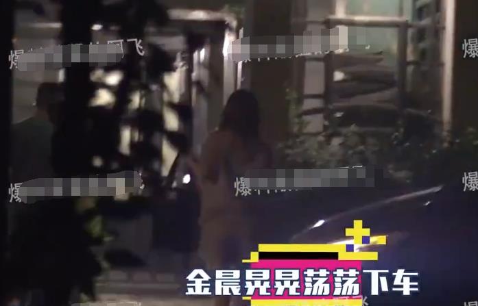金晨|金晨深夜激吻小鲜肉？疑似新恋情曝光，曾与邓伦贾乃亮传过绯闻？