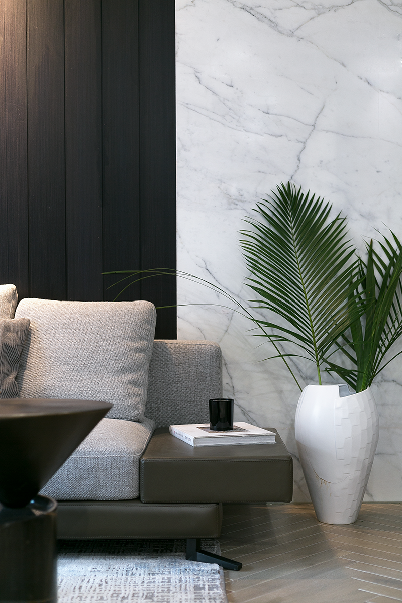 设计师|单身女青年的家,客厅选择超大电视机,让客厅瞬间变成影音室