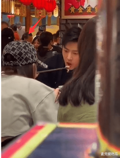 李沁|李沁与友人聚餐被拍？街头捏男性手臂，手挽手逛街不避讳