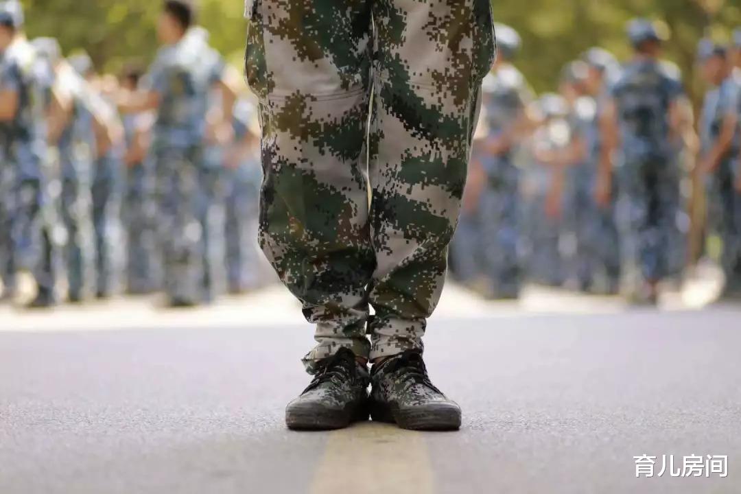 育儿房间 18岁男孩挥刀“自宫”，抢救12小时，全程不说一句话，十分平静