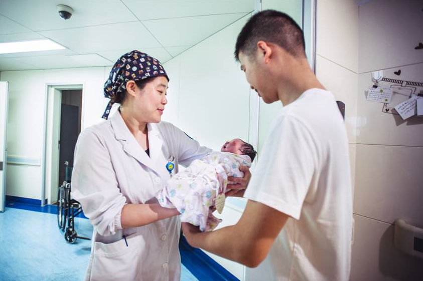 歪骆驼|保姆上位生下男婴，48岁产妇很常见，60岁大爷做爸爸不常见