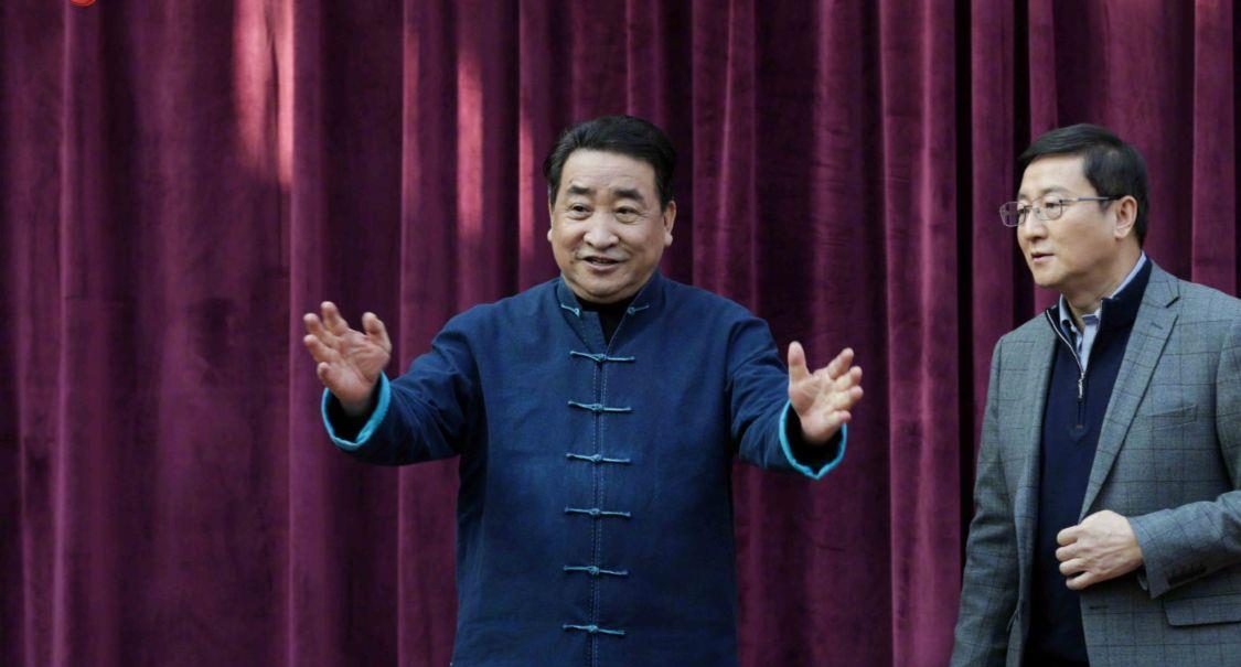 高秉烛|德云2022跨年专场险些翻车，岳云鹏一招化险为夷