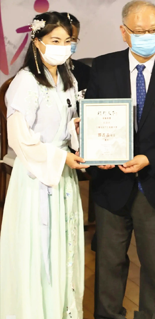 郭晶晶|“豪门女神”郭晶晶美呆了，穿汉服如少女般娇羞，口罩也藏不住美