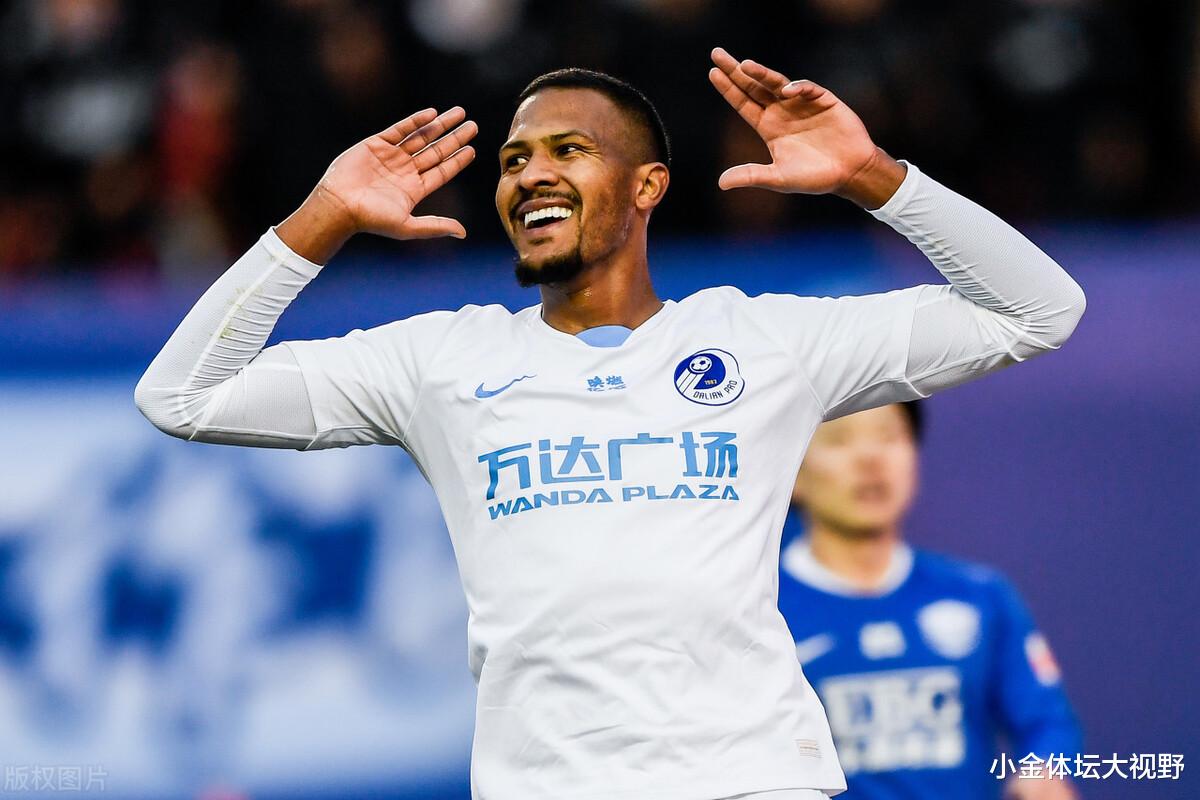 中超|最新中超转会：鲁能或300万甩卖巴西前锋，曝上港报价日本球星