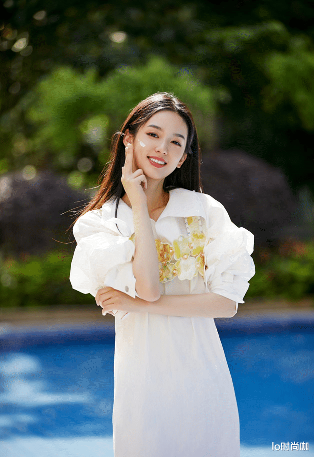 lo时尚咖|“95小花”周也穿学院风太清纯，甜酷路线真挺绝，走到哪都是焦点
