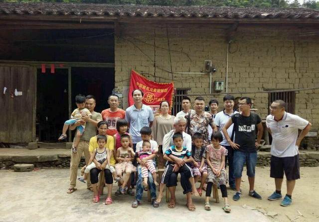 毛豆妈妈育儿说 49岁男子娶19岁老婆，“开挂”连生15娃成网红，很多人上门取经