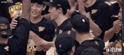 胡明轩|太激动!胡明轩当选FMVP时:易建联送拥抱+求合影,杜锋场边假装淡定