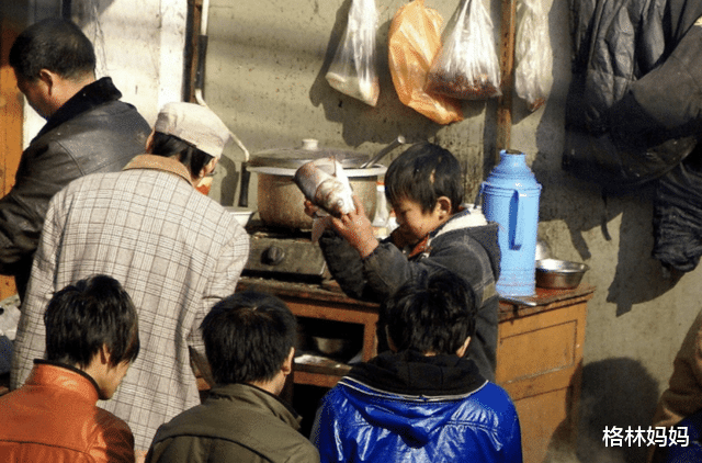 格林妈妈|网红\＂杀鱼弟\＂服毒自尽：喝的不止是百草枯，还有对原生家庭的绝望