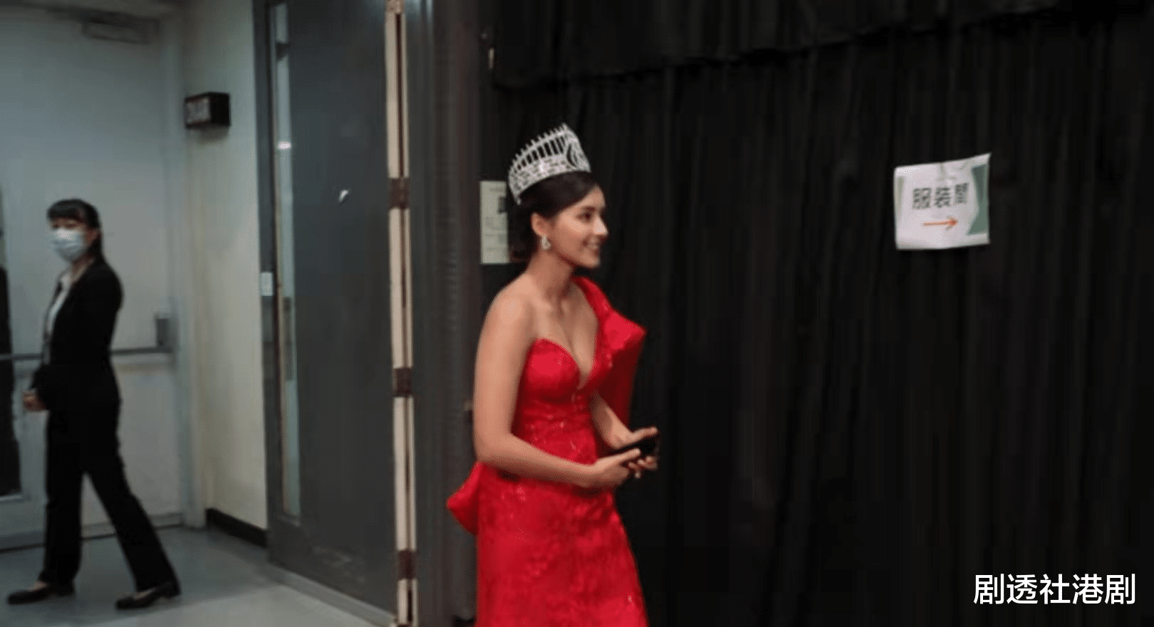 陈凯琳|靓爆！港姐冠军生子后首次复出，肉色露背晚礼服尽显S身形