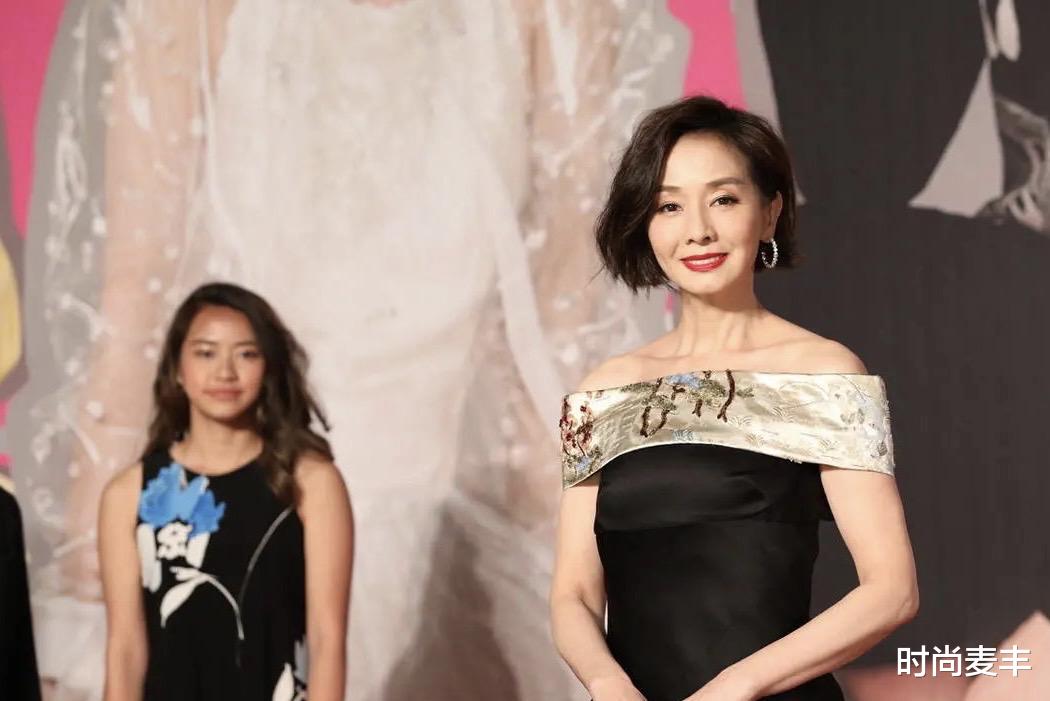 张国荣|不愧是张国荣当你想娶的女人，61岁一身黑色露肩礼服，曲线完美