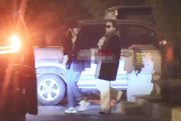 杨幂|霍思燕深夜抱小狗聚餐！走路直接夹在怀里，手上拎名牌包贵气十足