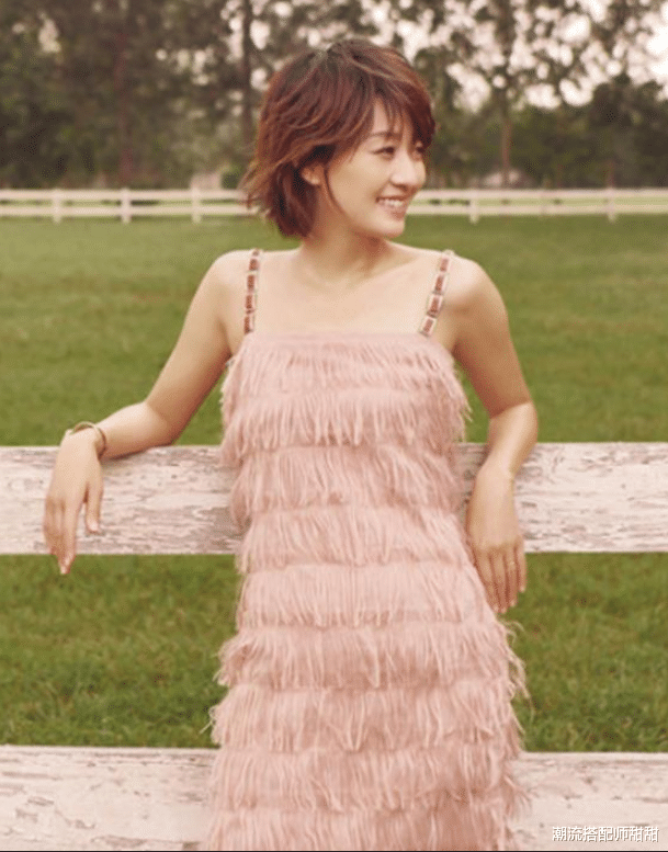 粉色|马伊琍与小13岁男演员搭戏，俩人穿剧组服装，还挺有CP感的