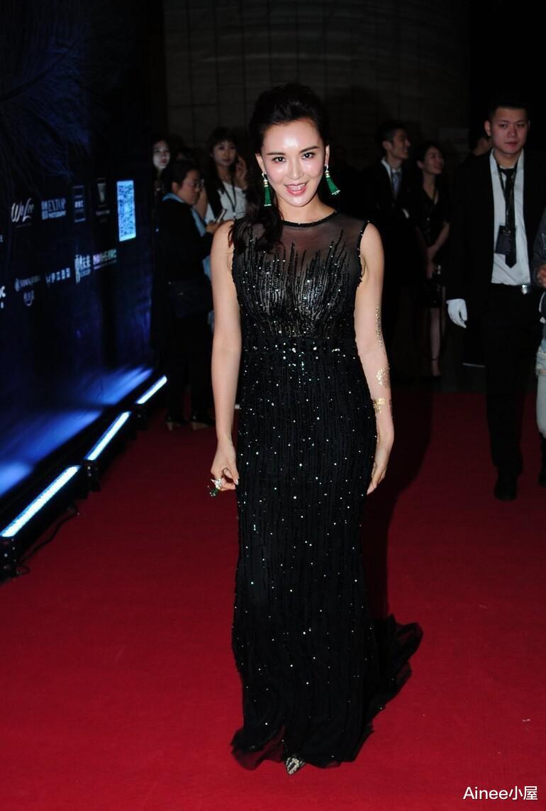 Ainee小屋|莫小棋身材也不是无可挑剔的，穿无袖裙有点露肉，但柔美气质不减