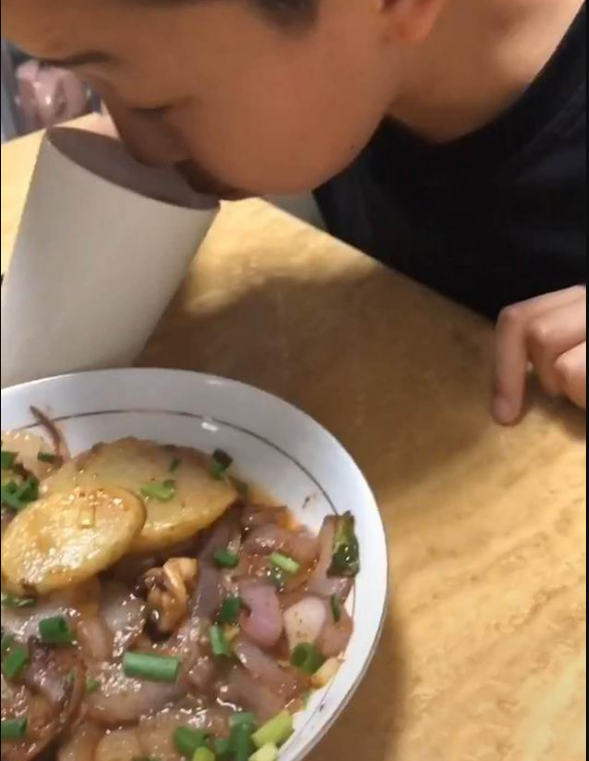 女孩 10岁男孩半夜偷做宵夜，妈妈掐着时间来“混饭”，堪称吃货母子