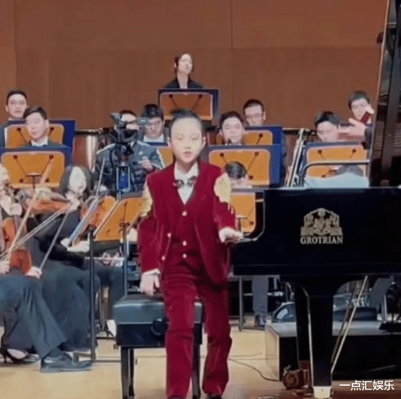 乔纳坦|甜馨后台视频曝光，堪比一线明星待遇，工作人员全程弯腰赔笑